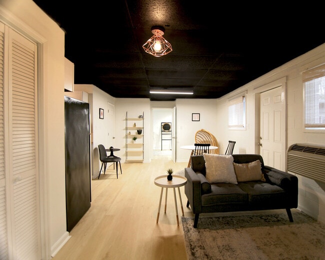 Building Photo - 1526 Varsity Dr