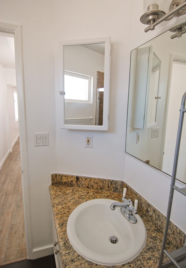 Building Photo - 1446 Manhattan Beach Blvd