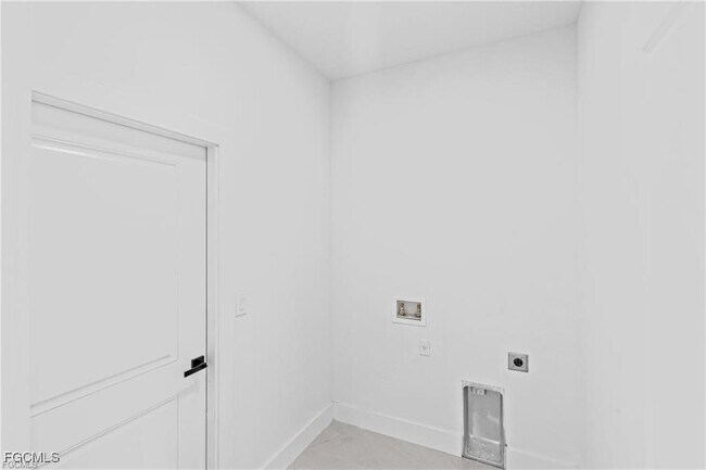 Building Photo - 620 Raintree St E