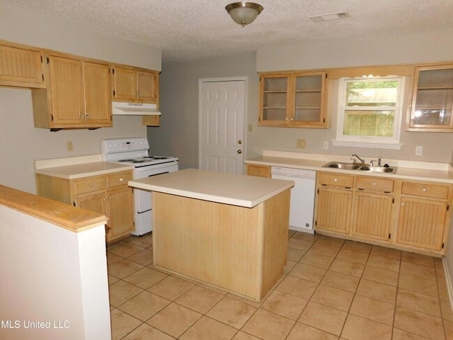 Building Photo - 6455 Heather Rd