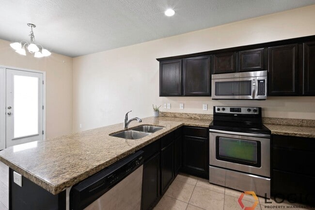 Building Photo - Beautiful Townhome in Midvale!