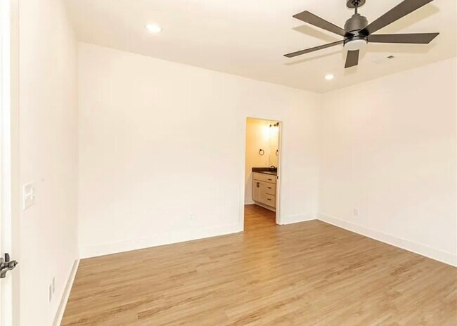Building Photo - 841 Round Top St