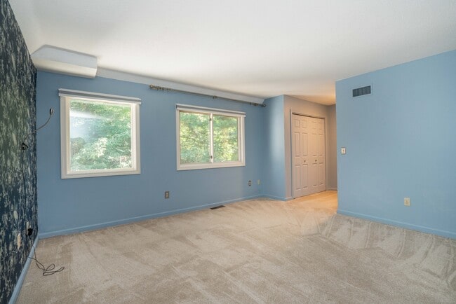 Building Photo - 10 Riverview
