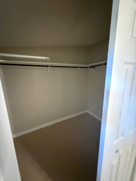 Building Photo - 1020 Longstreet Dr