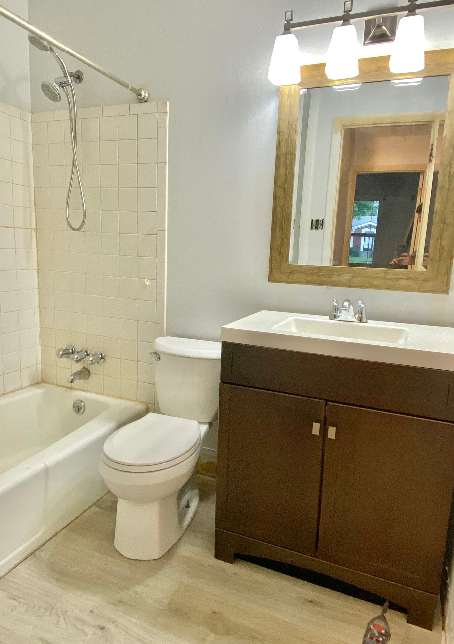 Hallway full bath - 8003 Broadfern Dr