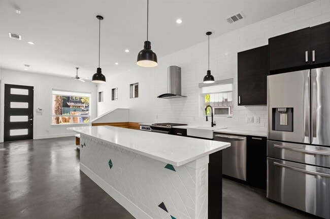 Building Photo - 4608 Santa Anna St