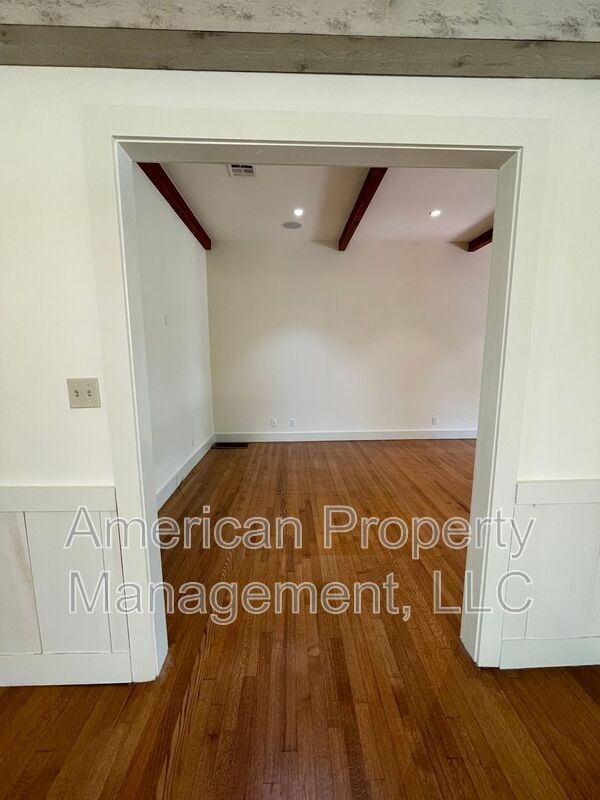 Building Photo - 2536 E 22nd Pl