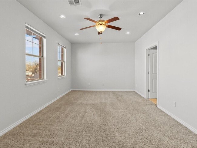 Building Photo - Move in Special! Gorgeous newer 2br 2.5ba Townhome!!