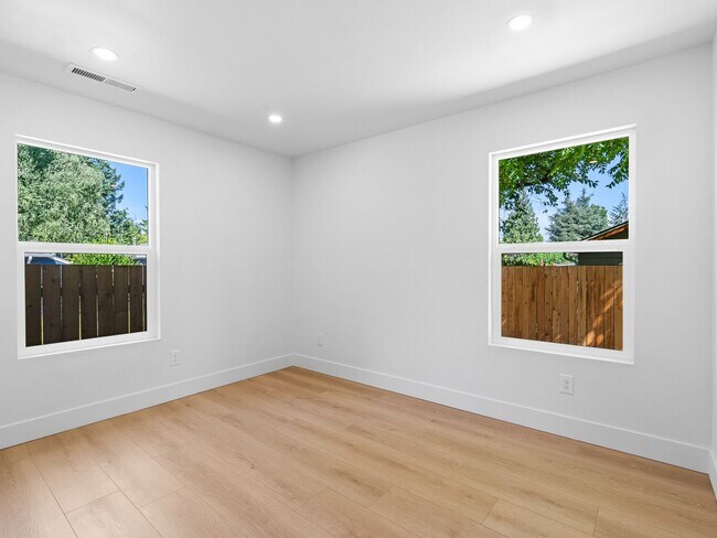 Building Photo - Light-Filled, Fully Remodeled 2?Bed / 1?Ba...