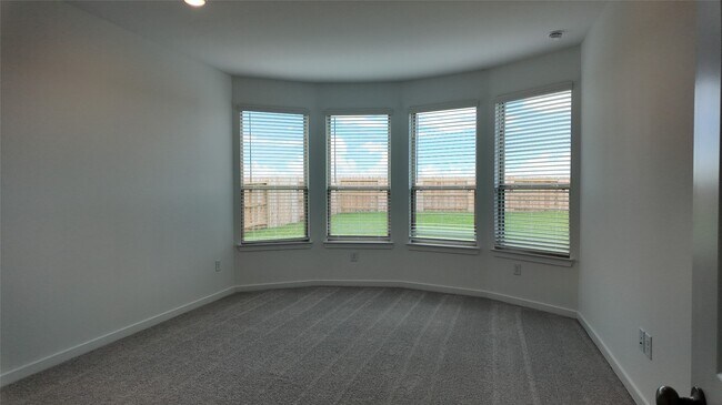 Building Photo - 15655 Maple