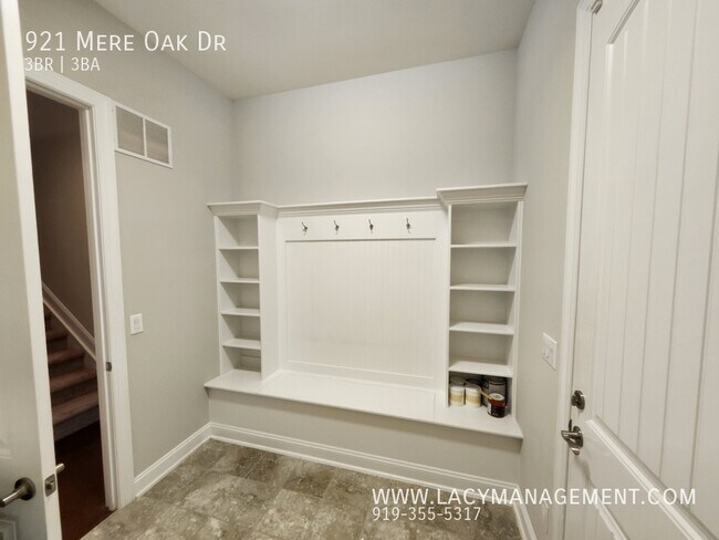 Building Photo - 921 Mere Oak Dr