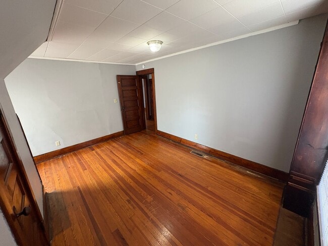 Building Photo - Charming 3-Bed Home with Spacious Layout & Large Backyard