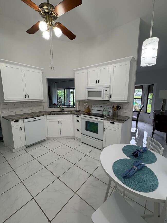 Building Photo - 1352 Monarch Cir