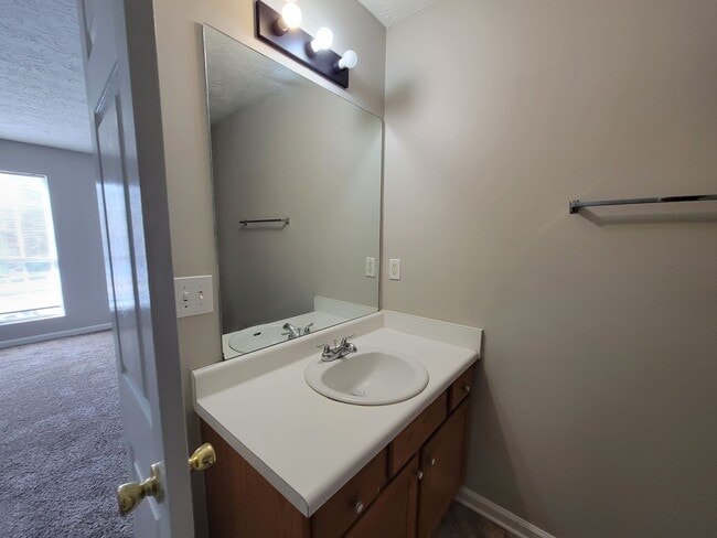 Building Photo - Gorgeous Split-Level 2 Story Home New Paint