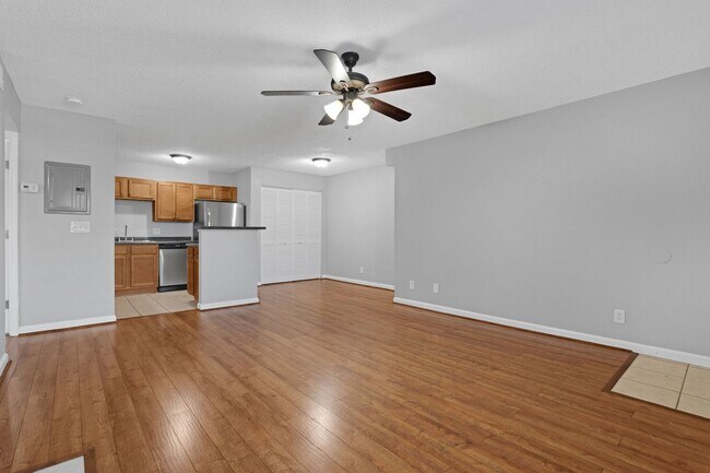 Building Photo - 1/1 Condo in Gated Lakefront Community ~ Laminate Flooring and Brand-New SS Appliances!!
