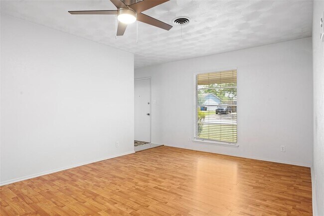 Building Photo - 8410 Briarwood Ln