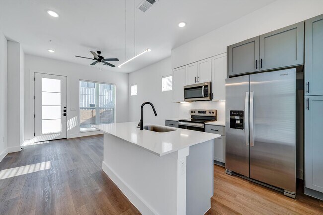 Building Photo - 1601 Mustang Dr