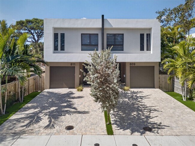 Building Photo - 811 SW 10th Terrace