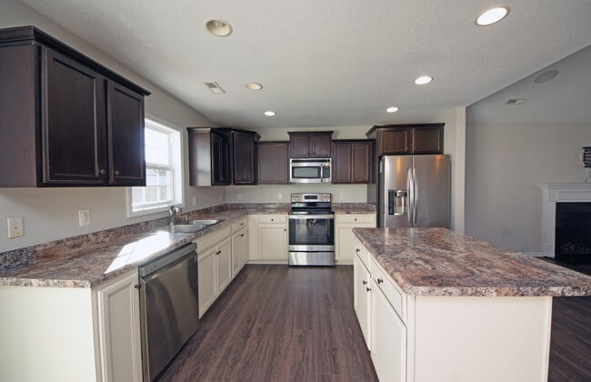 Building Photo - 300 Cadenza Ln