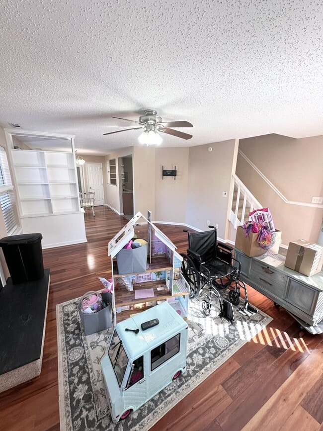 Building Photo - Updated Condo Near Shore Drive