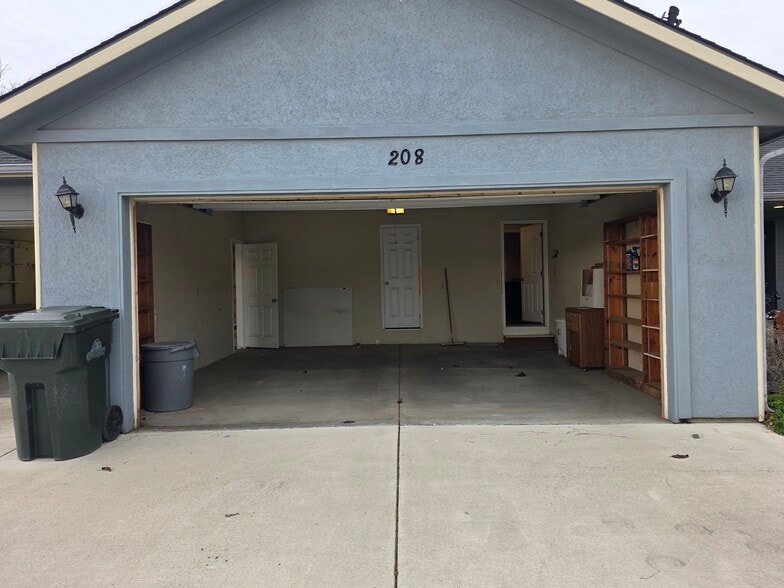 Building Photo - 208 Sunset Ln