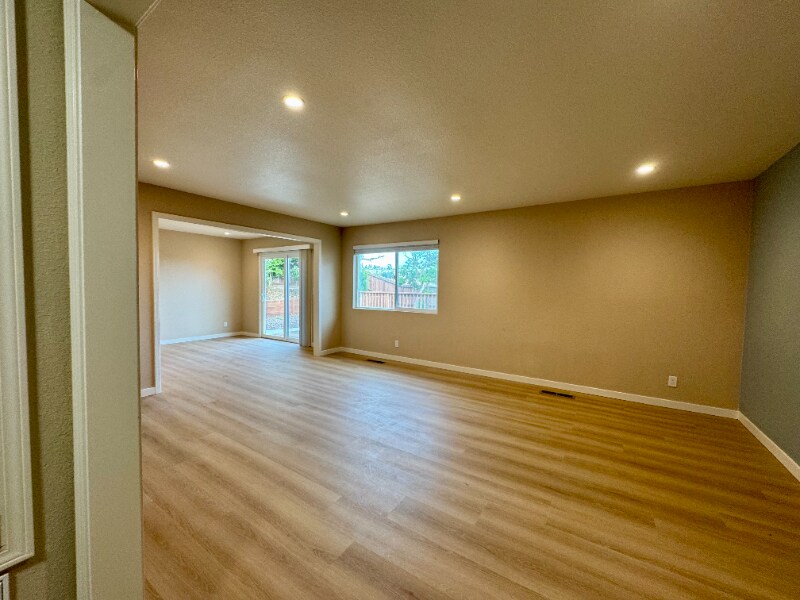 Building Photo - 148 Lancaster Way