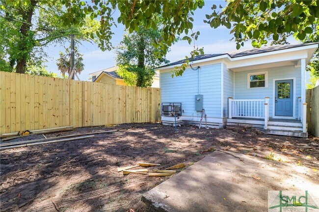 Building Photo - 826 W Victory Dr