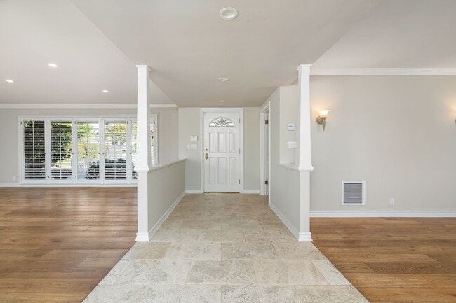 Building Photo - 14972 Camarosa Dr
