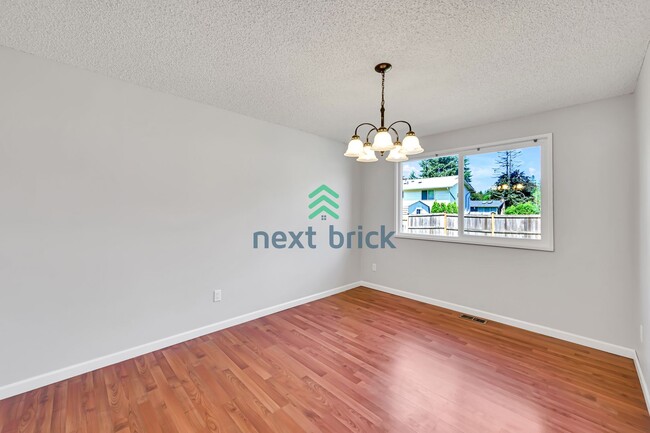 Building Photo - 3 Bed 2 Bath Single-family Home is availab...