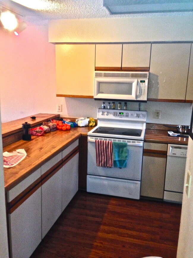 Building Photo - PRE-LEASE: 4 Bedroom 3.5 Bathroom Townhouse In Gold Run.  Walk To Campus!