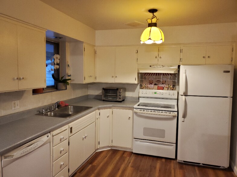Building Photo - 1338 Henderson Dr