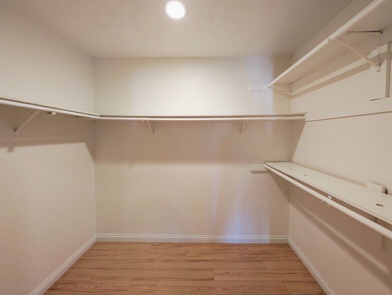 Building Photo - 4852 Cabana Dr