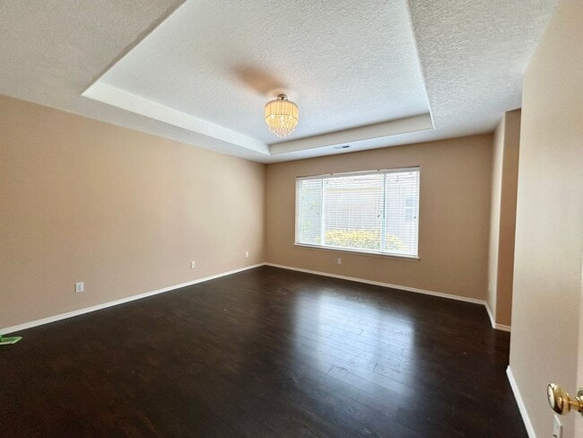 Building Photo - Cozy 4 Bed, 2.5 Bath House!
