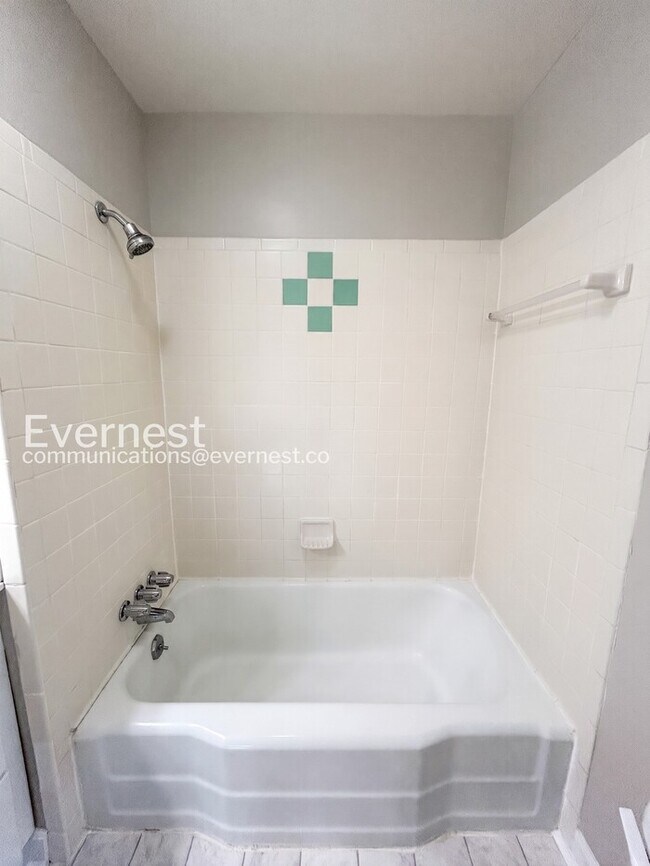 Building Photo - 112 Tabor St