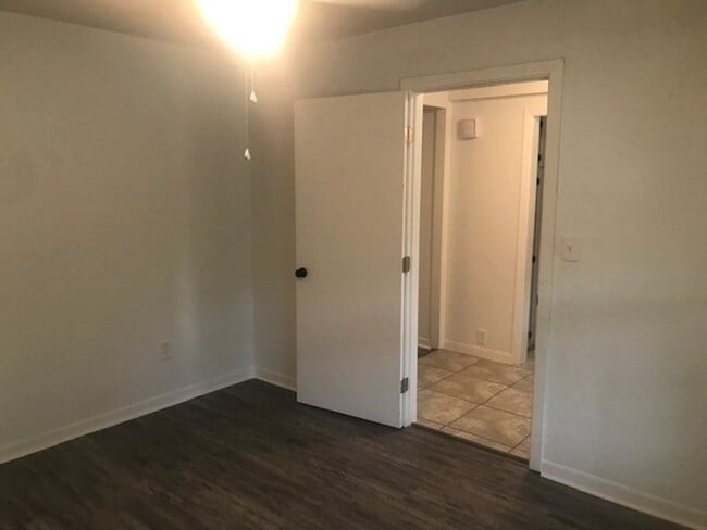 Building Photo - RECENTLY REMODELED BIG 4 BEDROOM 2 BATH LE...