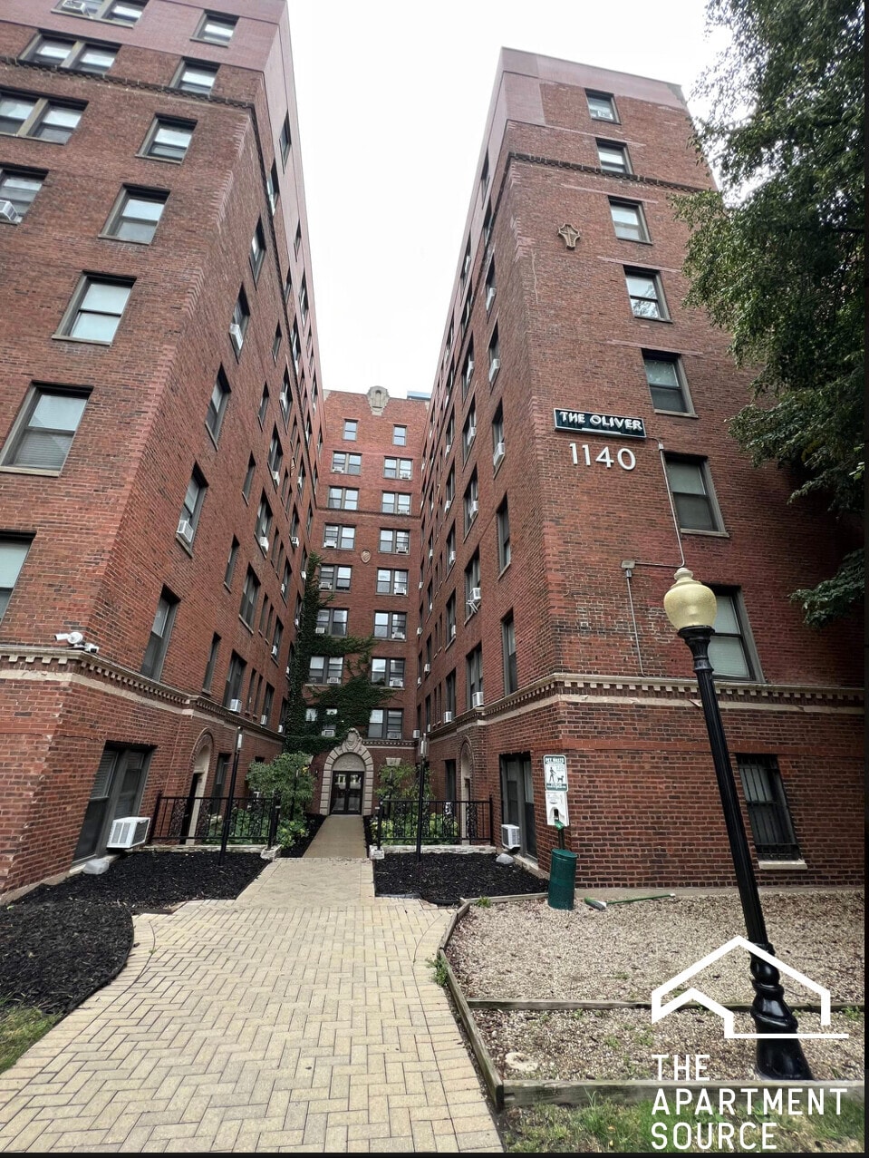 Building Photo - 1136 N La Salle Dr