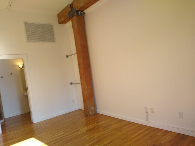 Building Photo - Loft Living At It's Finest In LODO!
