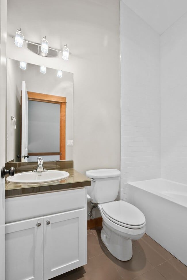 Building Photo - Immaculate West Seattle Townhome