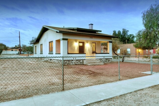 Building Photo - PRE-LEASE AUGUST 2026 - 4/4 HOUSE 3 BLOCKS FROM UA