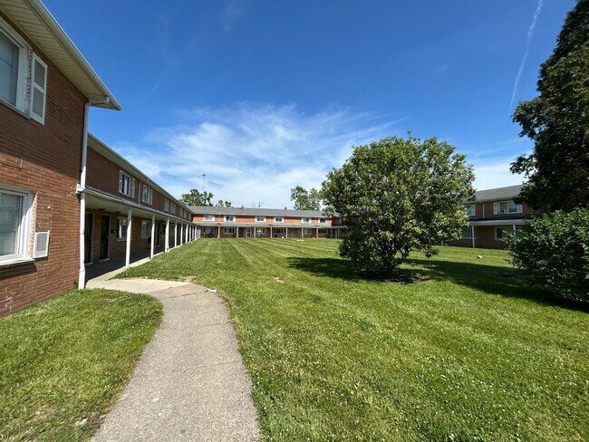 Building Photo - 2 Bedroom Condo for Rent  Warrenville HTS