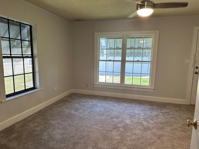 Building Photo - 1010 N Valderas St