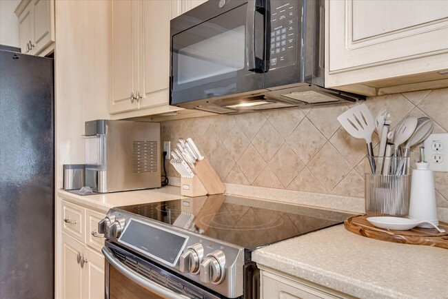 Building Photo - 5 Bed/3 Bath home with Primary Bedroom & a...