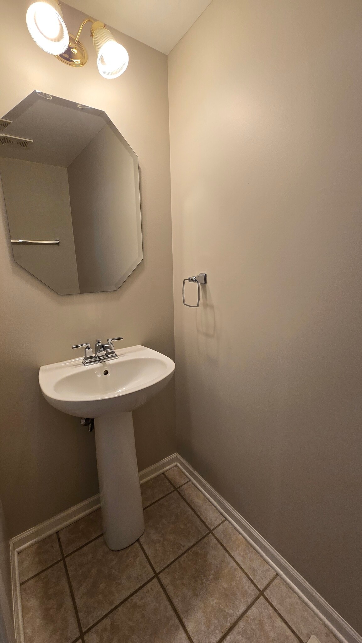 Powder room - 2807 Stonewater Dr