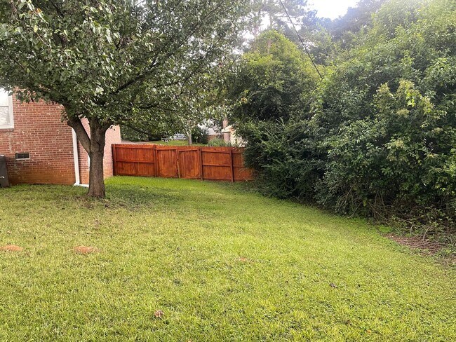 Building Photo - Sensational Three Bedroom Home Located in the Earlewood Community!