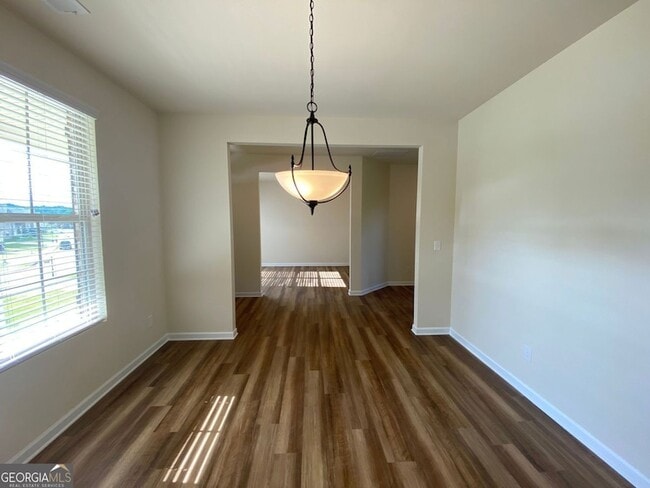 Building Photo - 5595 Mirror Lake Dr