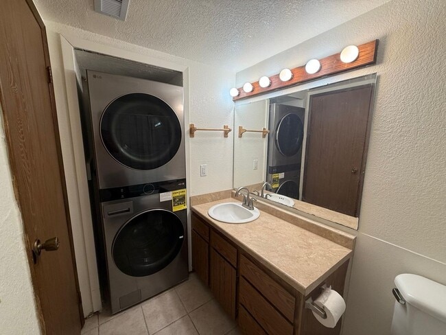 Building Photo - 2 Bedroom 2 Bathroom Sits Right on the Sho...