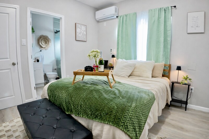 Building Photo - 148 E Rosslynn Ave