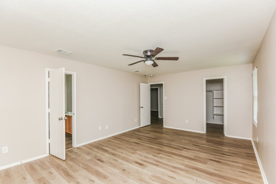 Building Photo - 4936 Water Ridge Ln