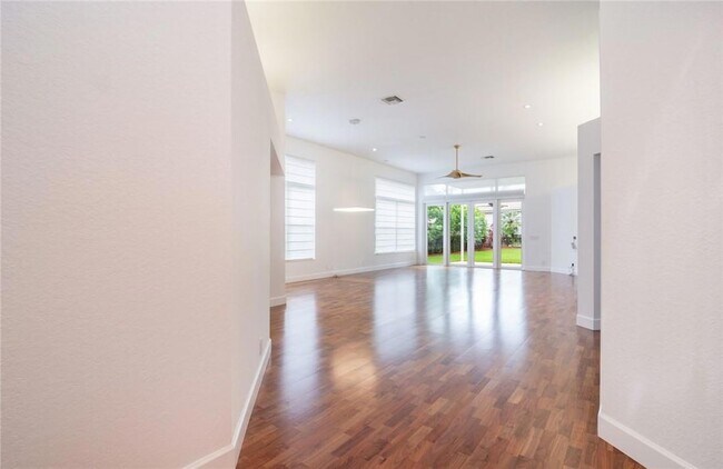 Building Photo - 2519 Bay Pointe Ct