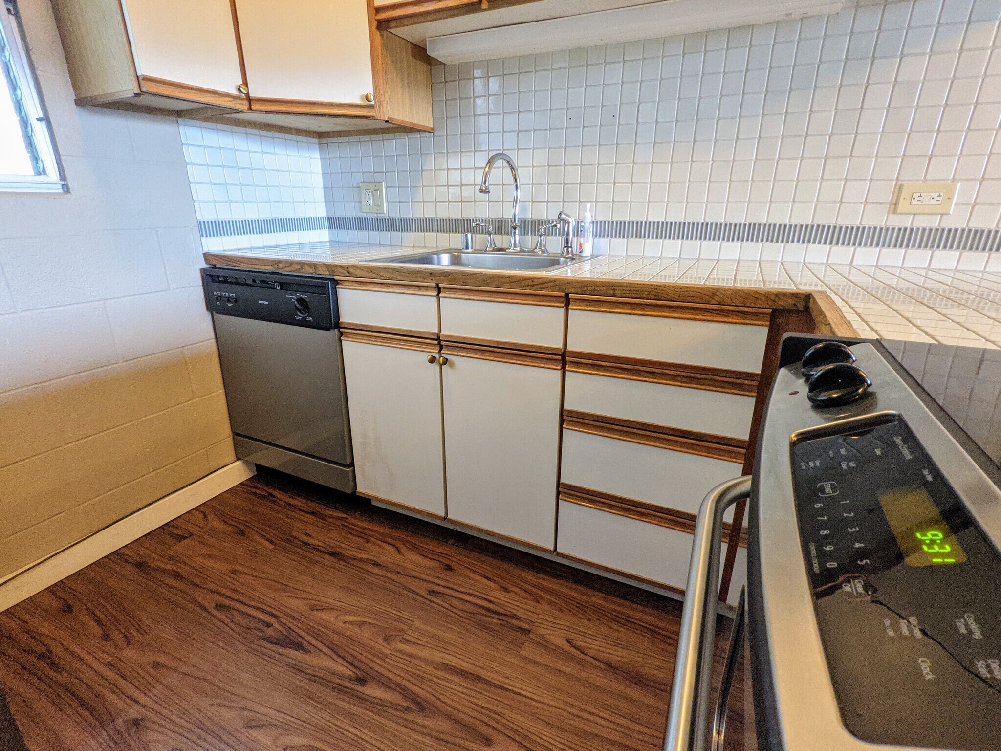 Kitchen with Dishwasher - 46-270 Kahuhipa St
